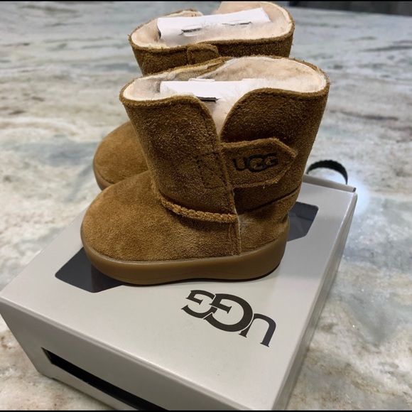 UGGS - Picture 8 of 9